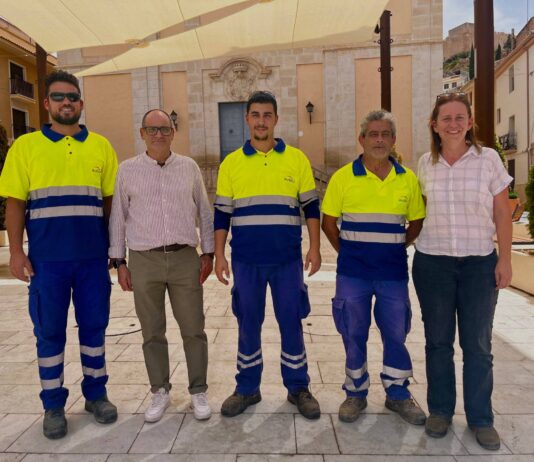 Petrer refuerza durante el verano el mantenimiento de parques y jardines