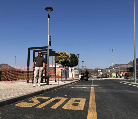 Petrer instala marquesinas en las paradas del autobús urbano