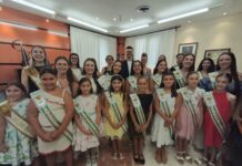 Las Reinas de las Fiestas y los cargos festeros firman en libro de honor