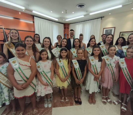 Las Reinas de las Fiestas y los cargos festeros firman en libro de honor