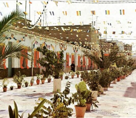 Petrer recupera la tradición de adornar las calles de los barrios en las Fiestas Patronales