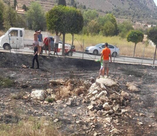 Los vecinos controlan y extinguen un incendio en La Romana