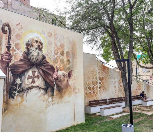 Elda dedica un mural a la figura de San Antón