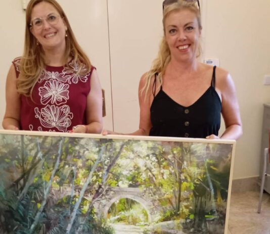 María Teresa Durá gana el Concurso de pintura rápida de Aspe