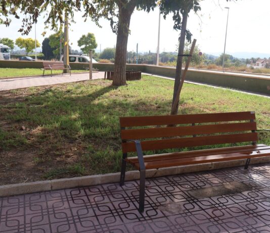 Novelda renueva el mobiliario urbano de parques y jardines