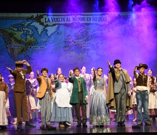 Taules Teatre consigue un nuevo éxito con “La vuelta al mundo en 80 días”